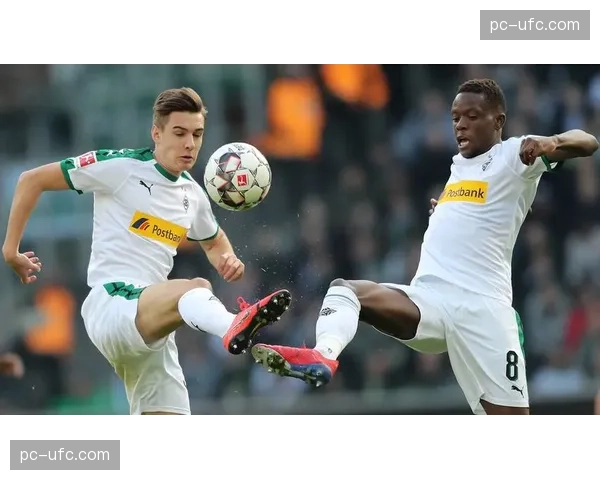 战术图解：拜仁慕尼黑如何利用边中结合击穿门兴的密集防守