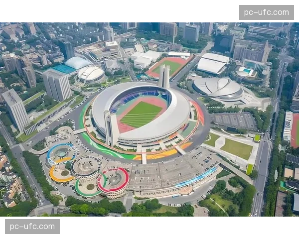 中国符合国际标准专业足球场达16座，10支中超球队已启用专业球场